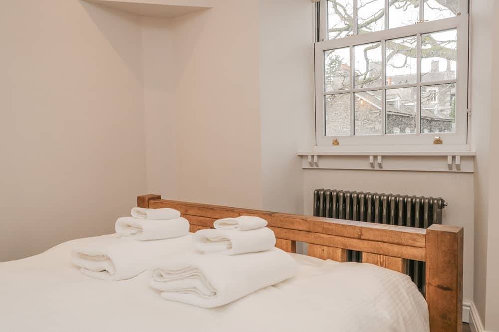 Oak Cottage, pet friendly, character holiday cottage in Windermere in Bowness-on-Windermere, Lake District