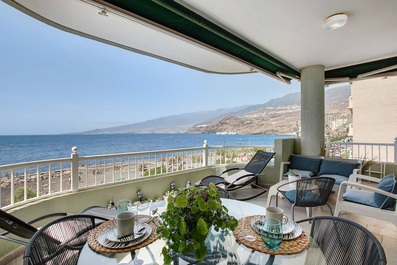 Entire apartment, Holiday Home 'Mi casa de Radazul' with Sea View & Wi-Fi in Radazul Bajo, El Rosario