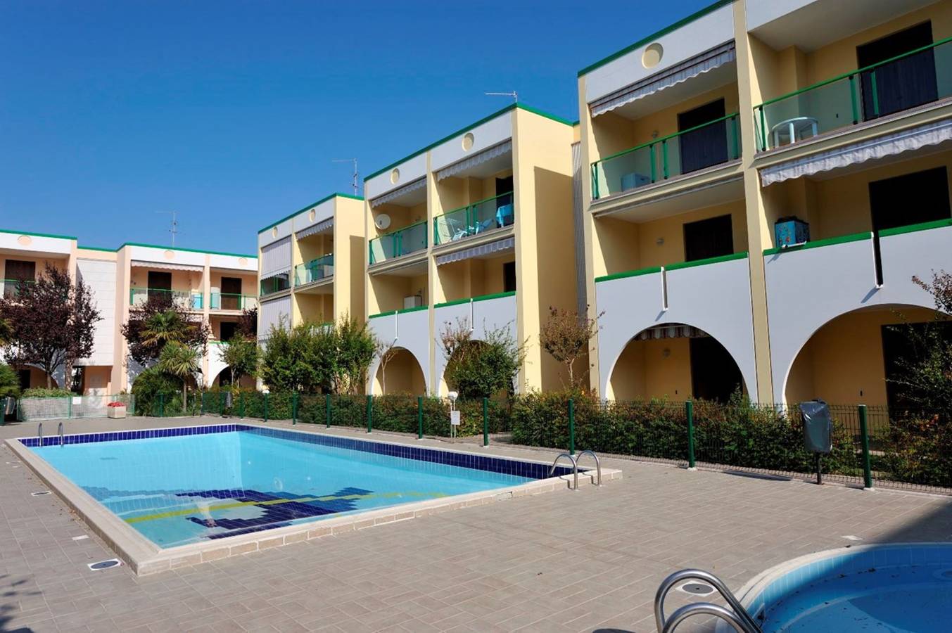 Entire apartment, Flat with a lovely poolside garden with bbq in Bibione, Venice Province