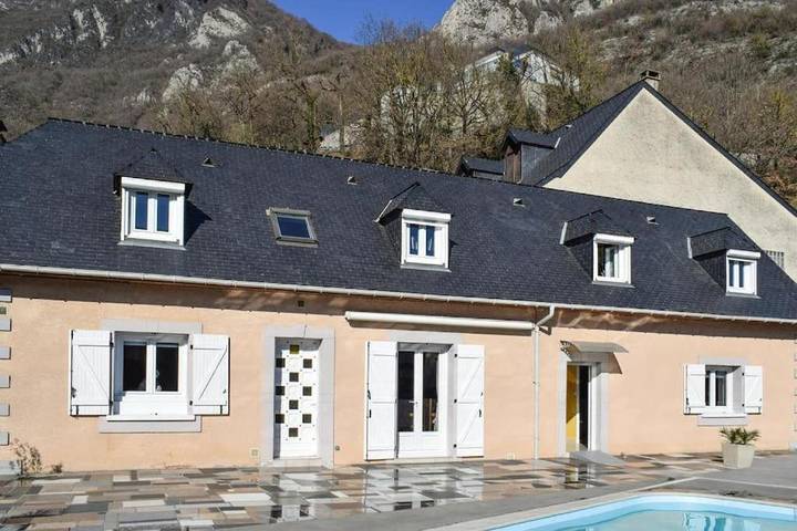 Location de vacances pour 8 personnes, avec piscine ainsi que vue et balcon à Agos-Vidalos - 2