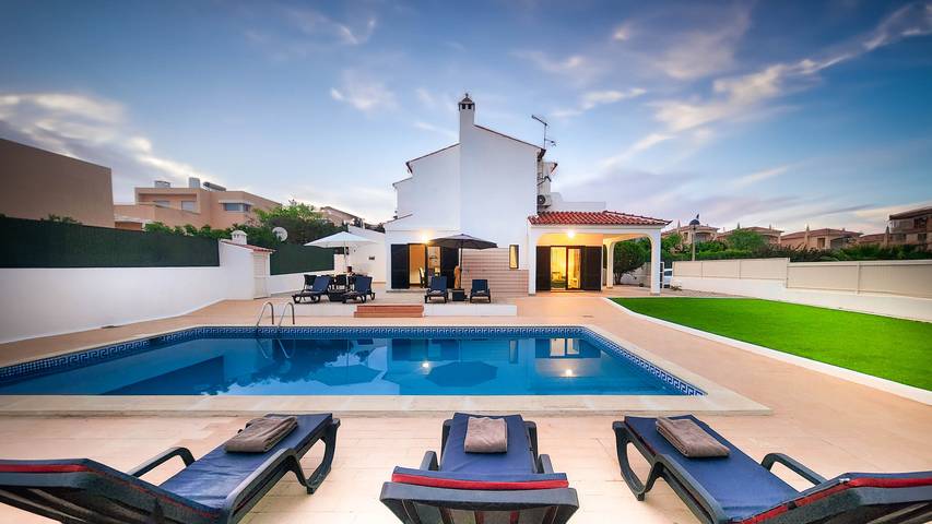 Villa for 8 people, with terrace and garden, with pets in Albufeira
