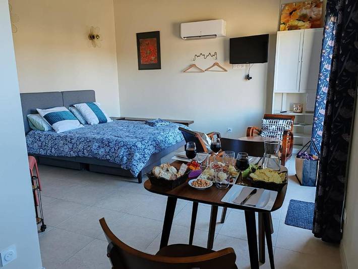 Location de vacances pour 2 personnes, avec sauna et jacuzzi ainsi que piscine et jardin à Crespian