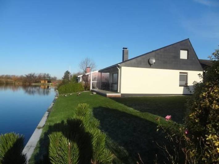 Ferienhaus für 4 Personen, mit Balkon und Terrasse sowie Garten und Seeblick