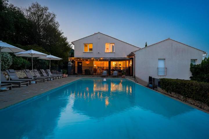 Location de vacances pour 11 personnes, avec Balcon et Terrasse ainsi que Jardin et Piscine à La Boissière