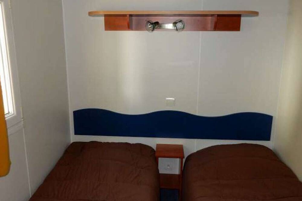 Cozy Mobile Home for 4 with Terrace in Tallard, Gap region