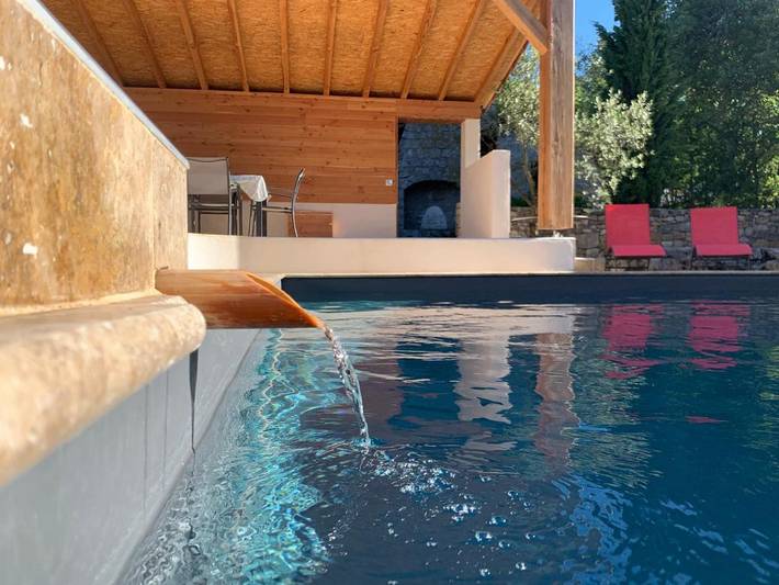 Chambre d’hôte pour 3 personnes, avec jardin et piscine ainsi que balcon et vue