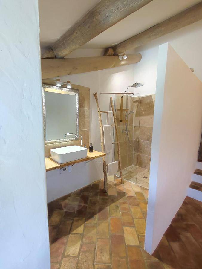 Location de vacances pour 3 personnes, avec jardin ainsi que vue et piscine à Goult - 4