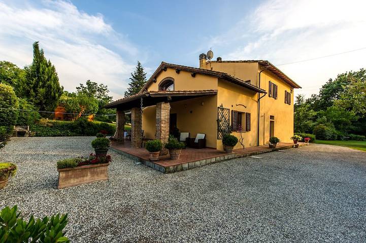 Ferienhaus für 4 Personen, mit Whirlpool und Terrasse sowie Garten