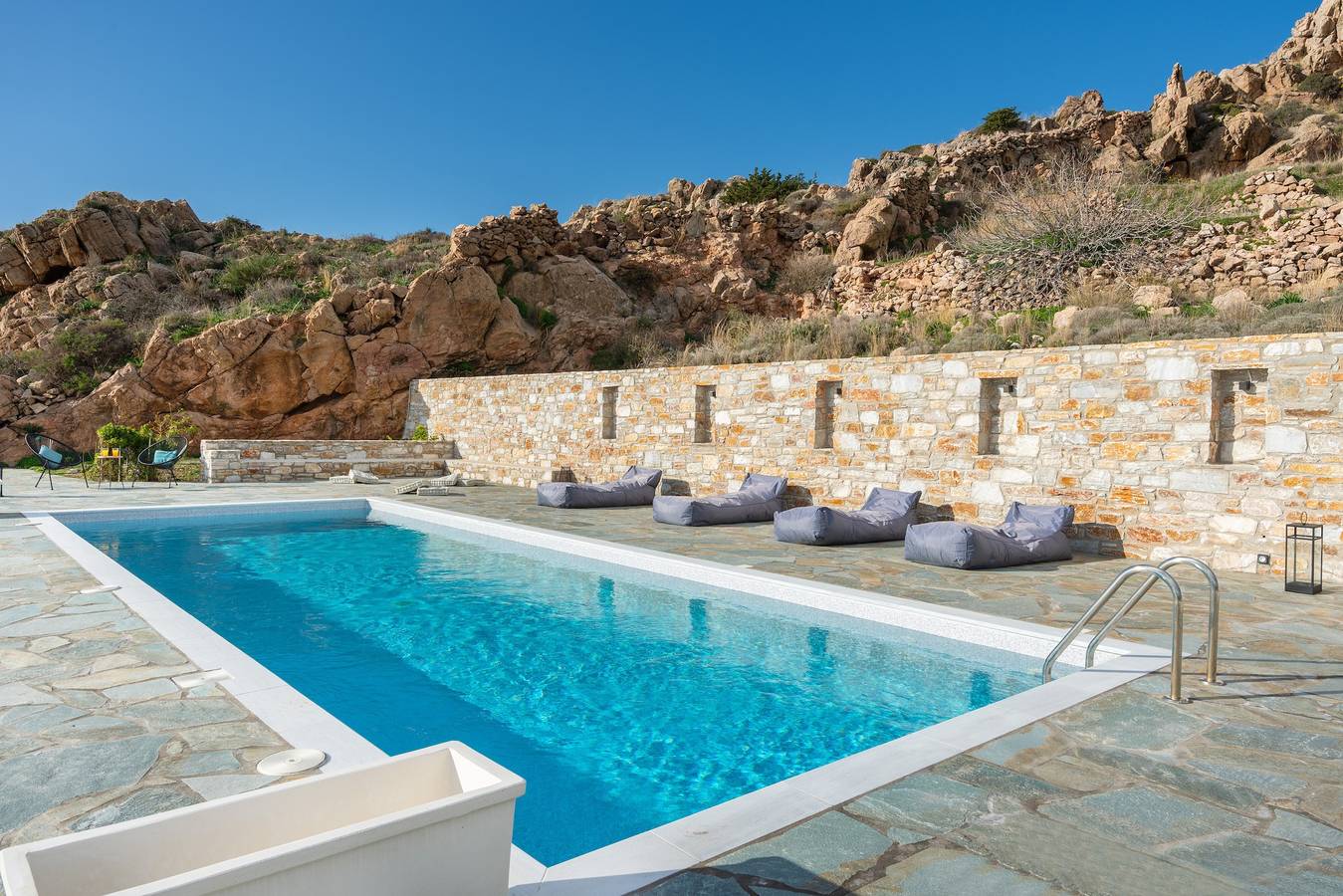 Maison de vacances 'Mont' Rock Villas 3' avec vue sur la mer, Wi-Fi et climatisation in Poseidonia, Syros