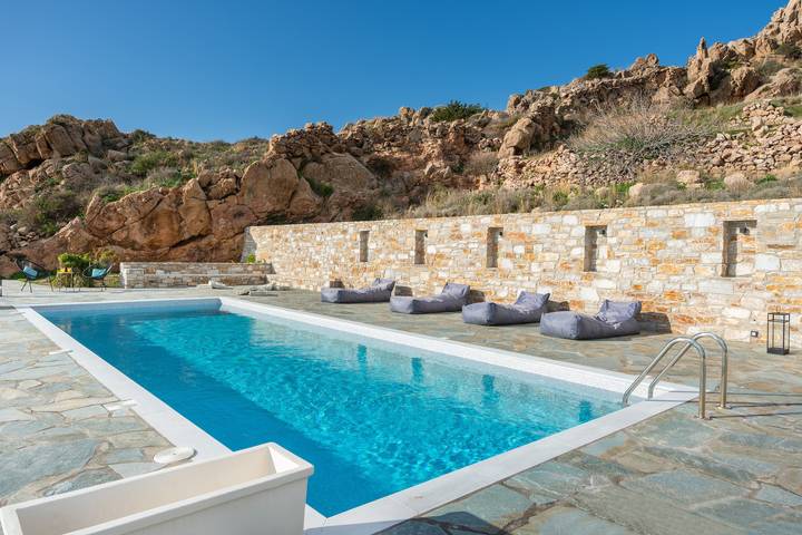 Hel lejlighed, Mont' Rock Villas 3 Holiday Home with Sea View, Wi-Fi, and Air Conditioning in Poseidonia, Syros