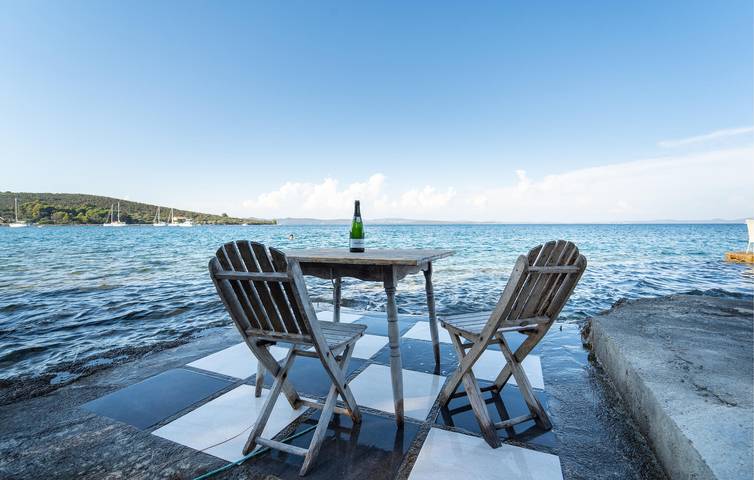Geräumige 145 m² große Wohnung mit Pool, in Küstennähe und mit moderner Ausstattung in Sali, Dugi Otok