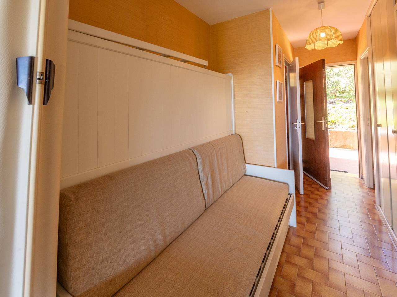 Entire studio, Air-Conditioned Studio with Large Terrace near the Sea in Plage d'Aiguebelle, Le Lavandou