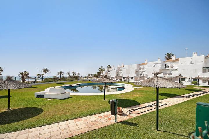Apartamento entero, Bajo con terraza en primera linea de playa in La Barrosa, Chiclana de la Frontera