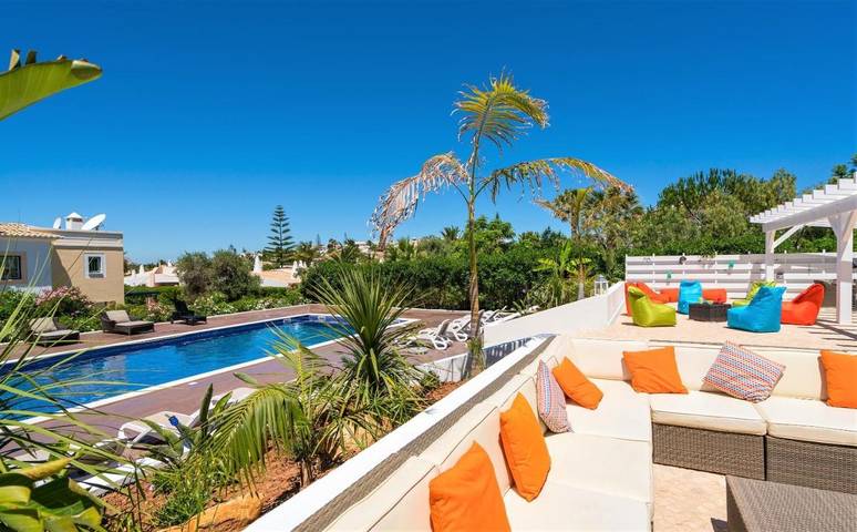 Alojamiento y desayuno para 8 personas, con Balcón y Terraza además de Jardín y Piscina en Luz