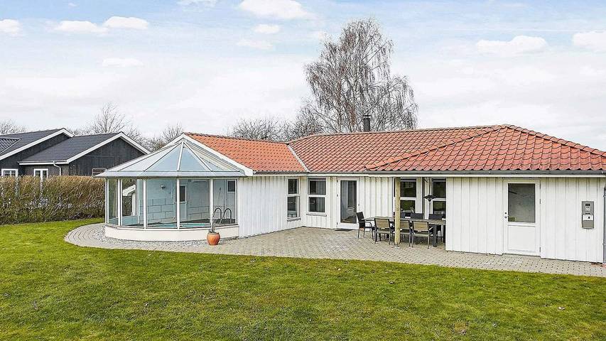 Ferienhaus für 8 Personen, mit Sauna und Terrasse sowie Garten und Pool, mit Haustier in Pøt Strandby