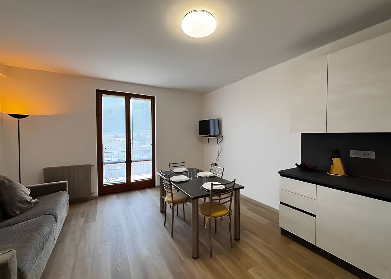 Cały apartament, Dennis House Apartment with Lake View, Private Terrace, and Wi-Fi in Gravedona, Gravedona ed Uniti