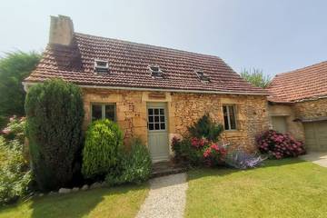 Gîte pour 4 personnes, avec jardin ainsi que terrasse et piscine à Marminiac