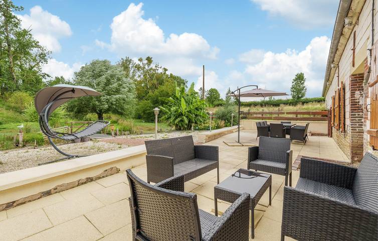 Luxus 240sqft Apt: WiFi, Parkplatz, Whirlpool im Freien in Montigny-les-Monts, Aube