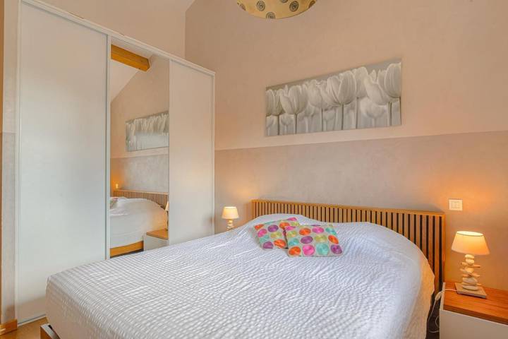 Location de vacances pour 9 personnes, avec Balcon ainsi que Terrasse et Vue à Salles-Arbuissonnas-en-Beaujolais