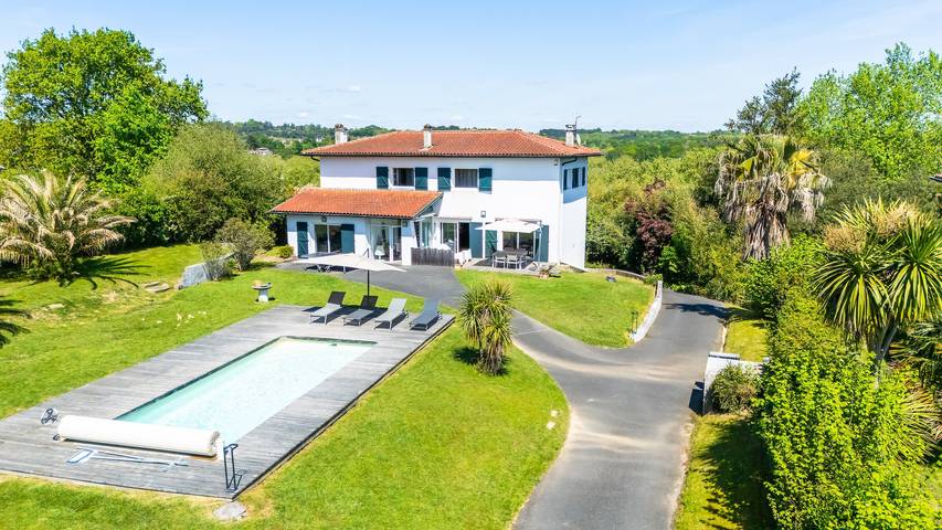 Location de vacances pour 8 personnes, avec Balcon et Terrasse ainsi que Jardin et Piscine à Arbonne