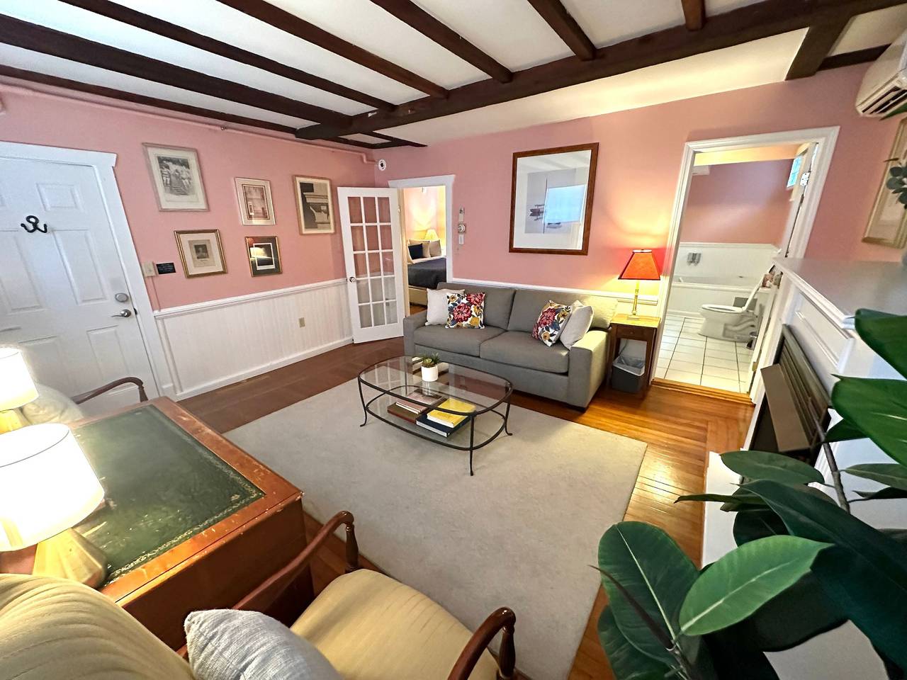 Ganze Wohnung, Exposed Beam One Bedroom Suite Downtown Newport in Newport, Newport County