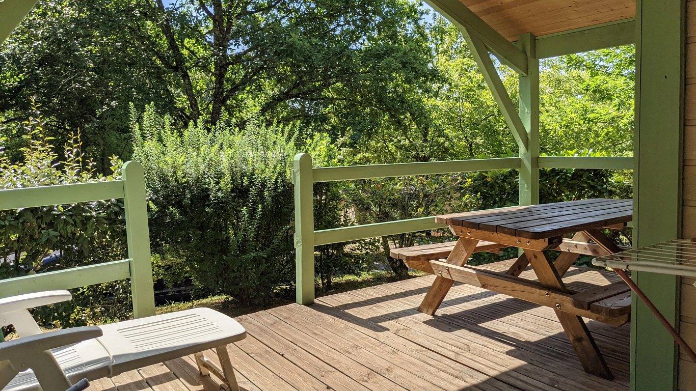 Chalet Lurra avec grande terrasse couverte et 2 piscines in Lissac-sur-Couze, Région de Brive-la-Gaillarde