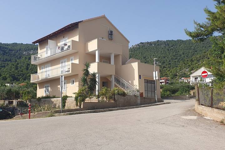 Ganze Wohnung, 2-Zimmer-Ferienwohnung mit Terrasse und Meerblick Komiza, Vis -a in Komiza, Split-Dalmatien