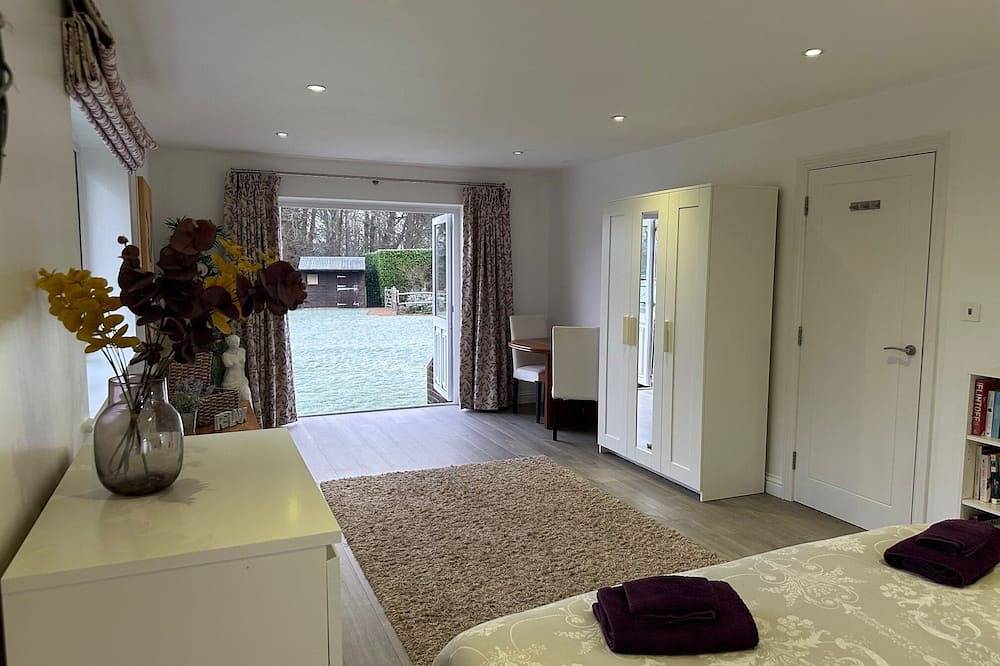 Super 2000sq ft Self-Contained Guest House in Cranleigh, Surrey