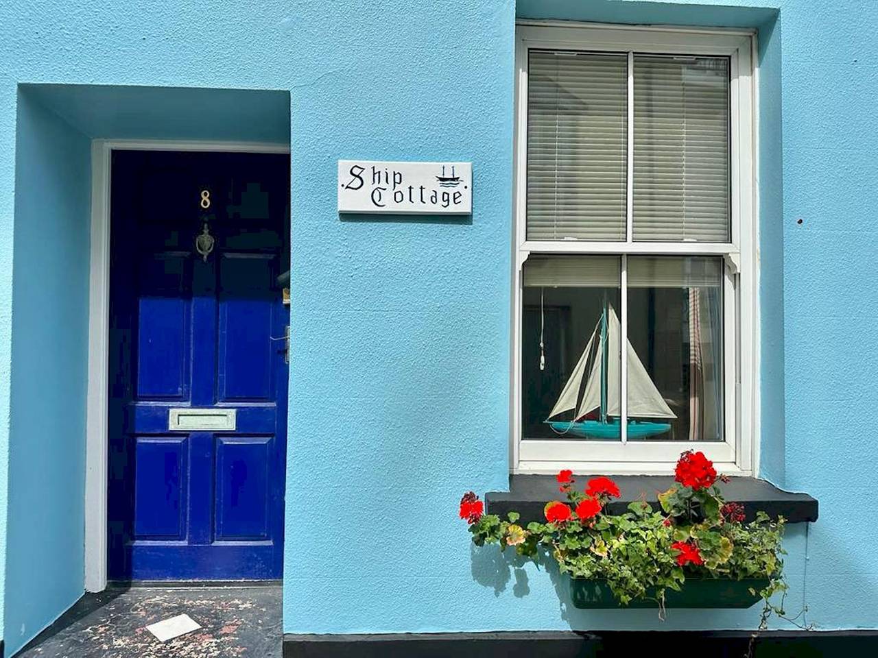 Pass the Keys | Ship Cottage 50m Walk to Tenby Beac in Tenby, Pembrokeshire
