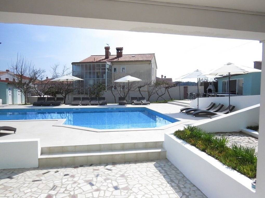 Ganze Ferienwohnung, Residenz Benni 5 mit beheiztem grossem  Pool in Medulin Stadt, Medulin