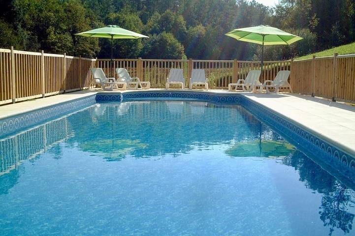 Gîte pour 6 personnes, avec terrasse ainsi que piscine et jardin à Proissans