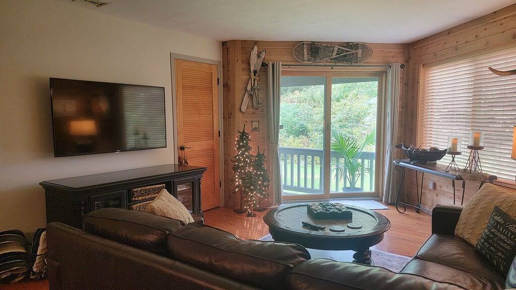 Ganze Wohnung, Cozy mountain retreat located on Village Trail with Ski in ski out access. in Seven Springs, Pennsylvania