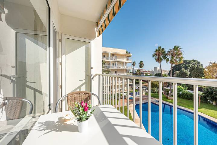 Apartamento entero, Apartamento 'Carihuela Palace Beach' con piscina privada, Wi-Fi y aire acondicionado in La Carihuela, Torremolinos