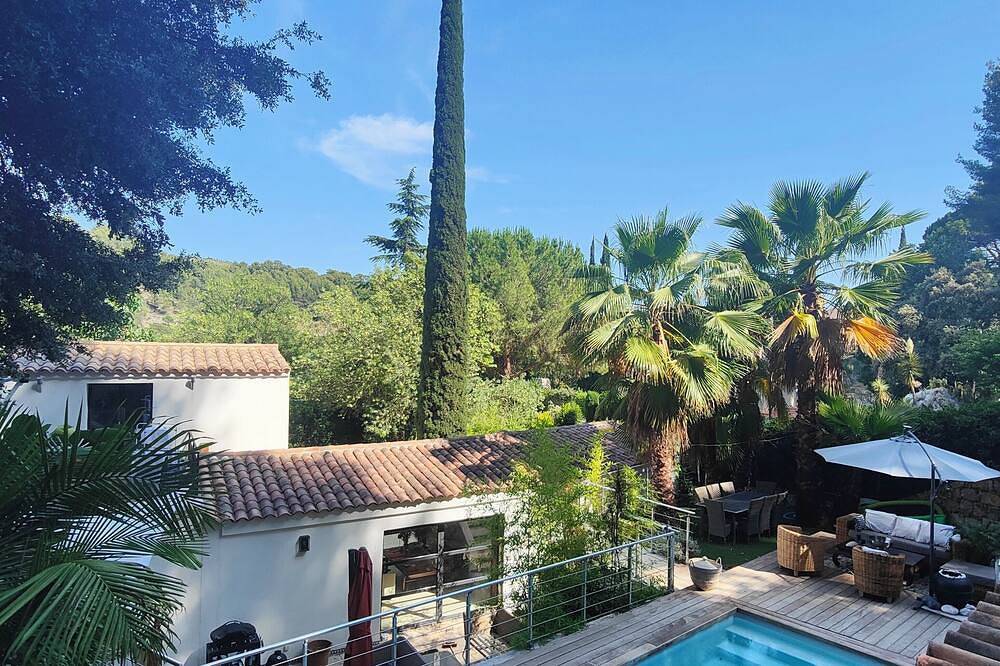 Villa récente de standing 135 M2, piscine chauffée. 3mn en voiture  de la plage. in Bandol, Côte méditerranéenne (France)