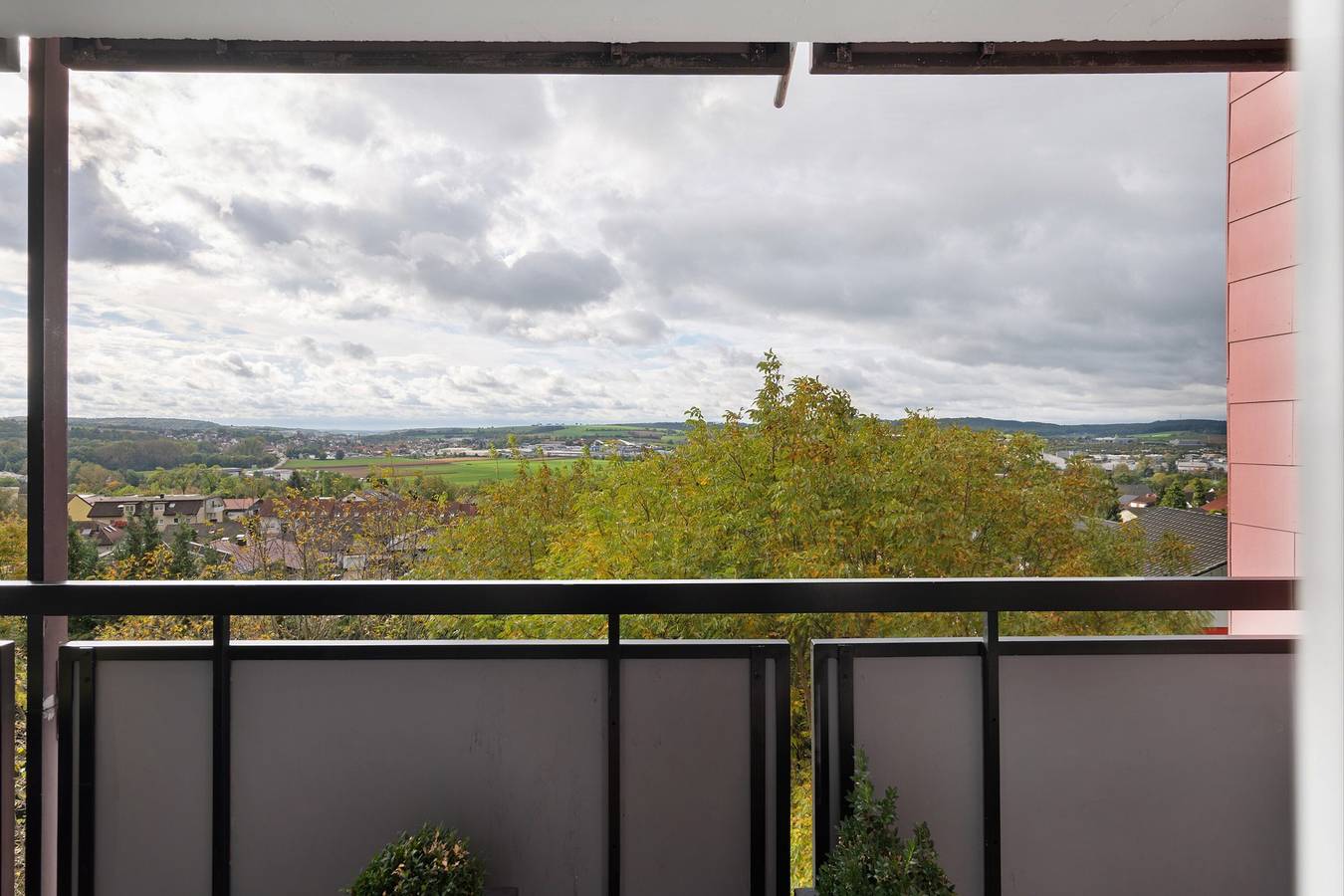 Appartement entier, Appartement "Luxus Appartement Mit Panoramablick" avec vue sur les montagnes, jardin privé et Wi-Fi in Sinsheim, Kraichgau