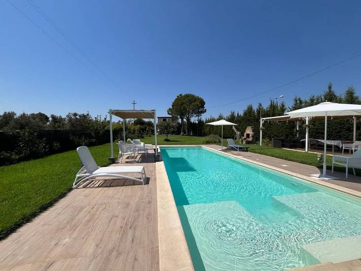 Villa pour 4 personnes, avec jardin et balcon ainsi que jacuzzi et piscine
