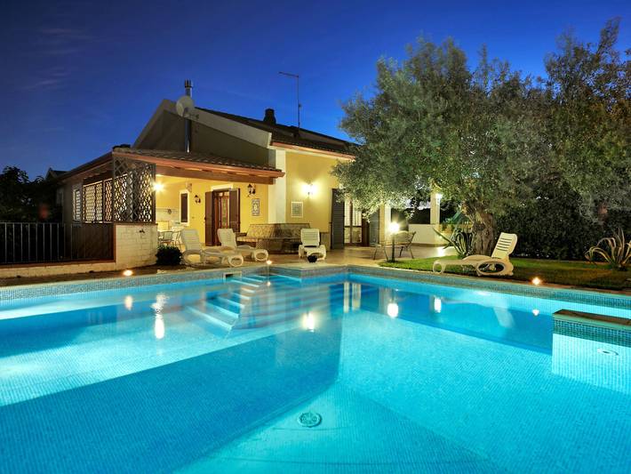 Maison de vacances pour 12 personnes, avec balcon ainsi que jardin et piscine - 1
