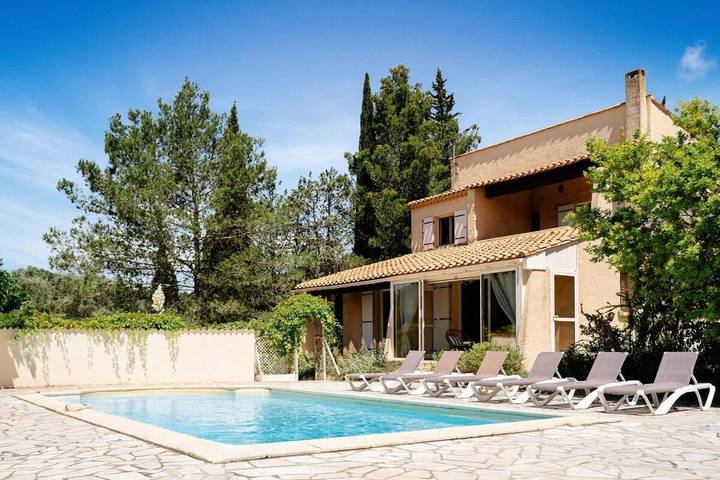 Location de vacances pour 8 personnes, avec Balcon et Terrasse ainsi que Jardin et Piscine à Azillanet
