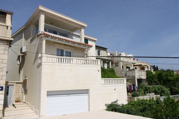Ganze Wohnung, 3-Zimmer-Ferienwohnung mit Terrasse und Meerblick Sumartin, Brac -a in Sumartin, Brac