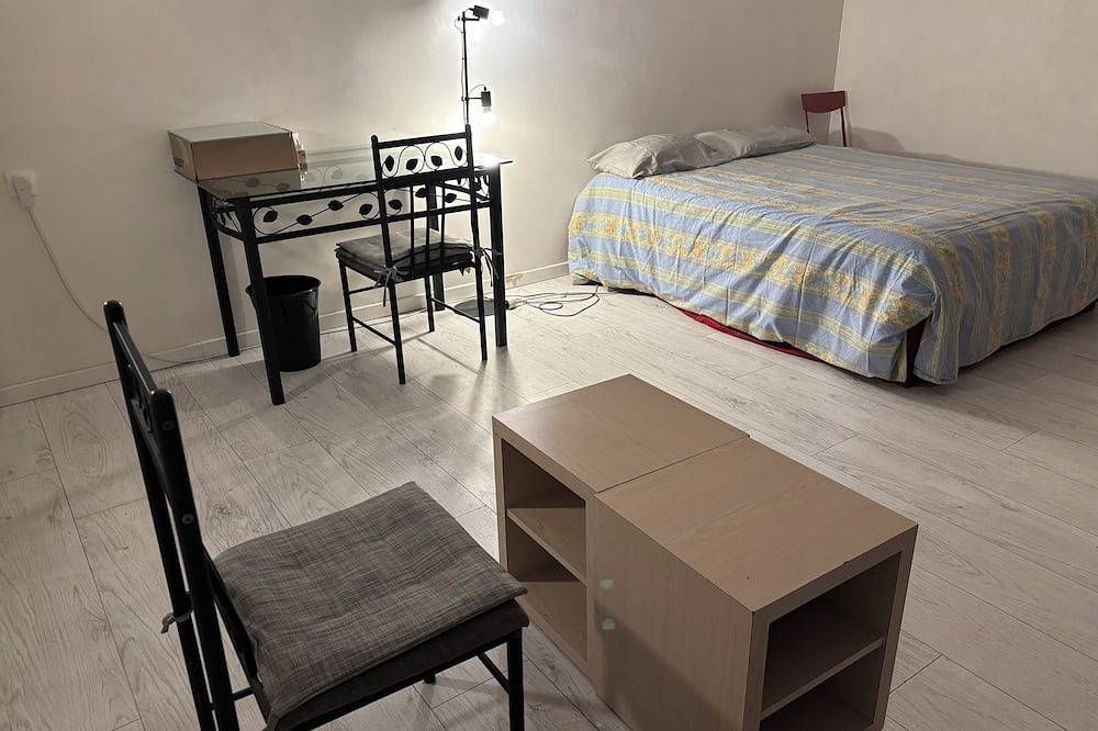 Shared room in a gated residence. Secure entrance with digicode. in Évry-Courcouronnes, Essonne