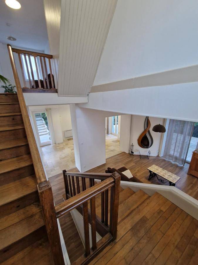 Location de vacances pour 9 personnes, avec Balcon et Terrasse ainsi que Jardin et Piscine à Alboussière