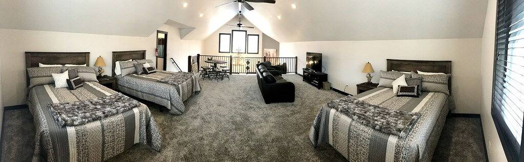 Vacation rental for 14 people, with hot tub and yard in Mount Rushmore