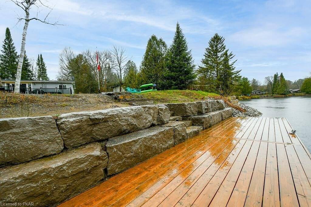 Cozy Rustic Cottage! Hot Tub, River, Fireplace, Kayaks, Tons of Games & Movies in Kawartha Lakes