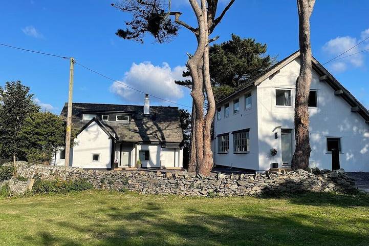 Holiday home for 19 people, with balcony and garden as well as hot tub in North-Wales