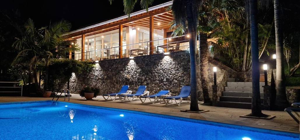 Chambre d’hôte pour 2 personnes, avec vue ainsi que piscine et jardin dans Caloura