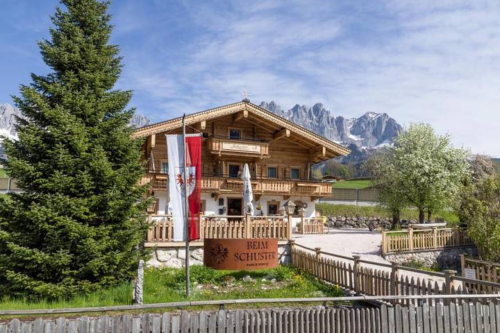Ferienwohnung für 2 Personen, mit Terrasse und Whirlpool sowie Garten und Pool