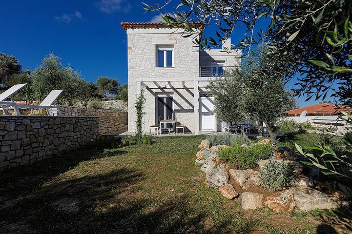 Villa with a pool and stunning views in Mesi, Rethymno en omgeving