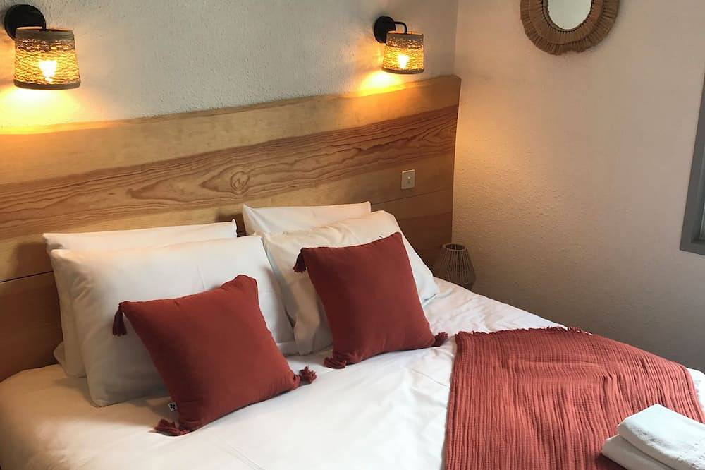Maison de 6 chambres avec piscine, petits-déjeuners inclus, massages, yoga, parc in Gan, Béarn