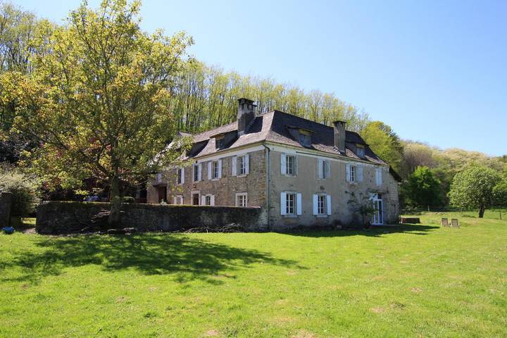 Gîte pour 8 personnes, avec Terrasse et Jardin à Susmiou