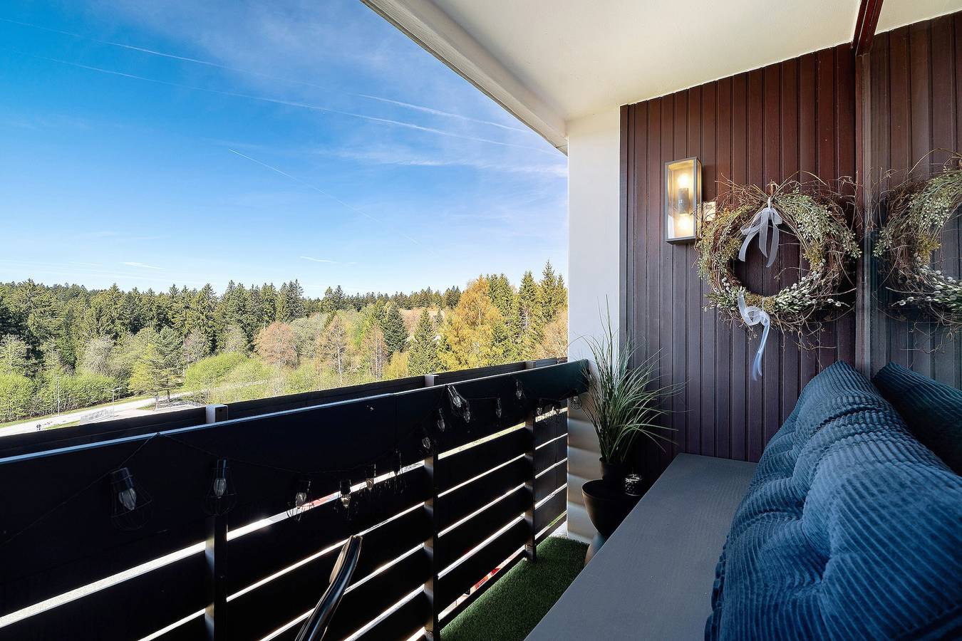 Apartamento entero, Apartamento "Forest Elegance" con vistas a la montaña, balcón y wifi in Kniebis, Freudenstadt